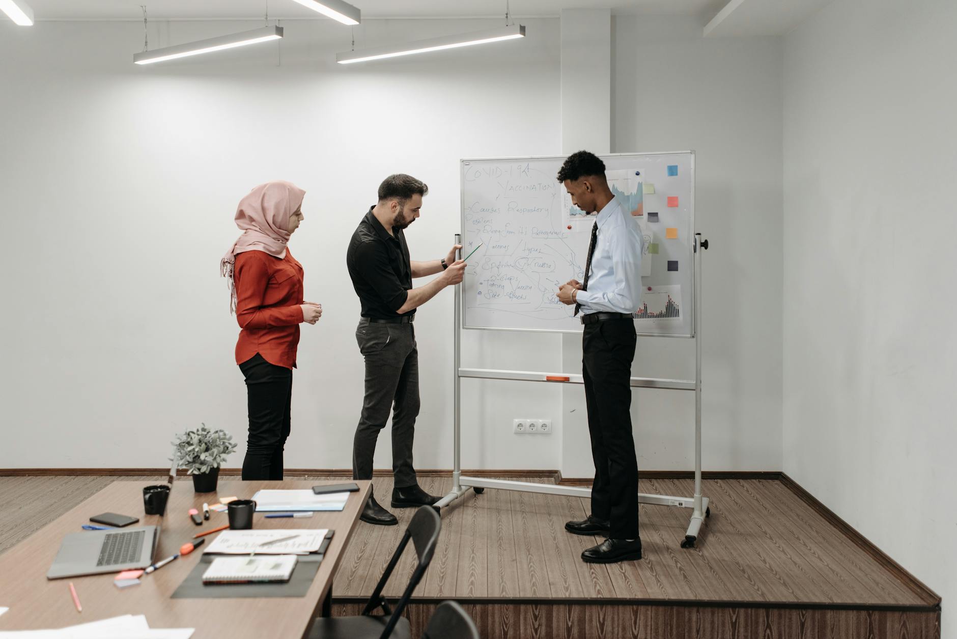 Team bespricht Projektideen im Büro