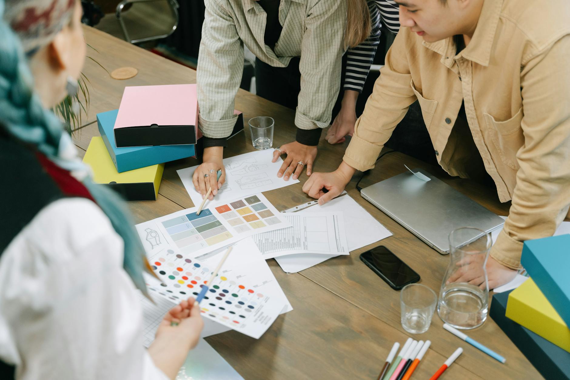 Kreatives Teammeeting mit Farbschemata